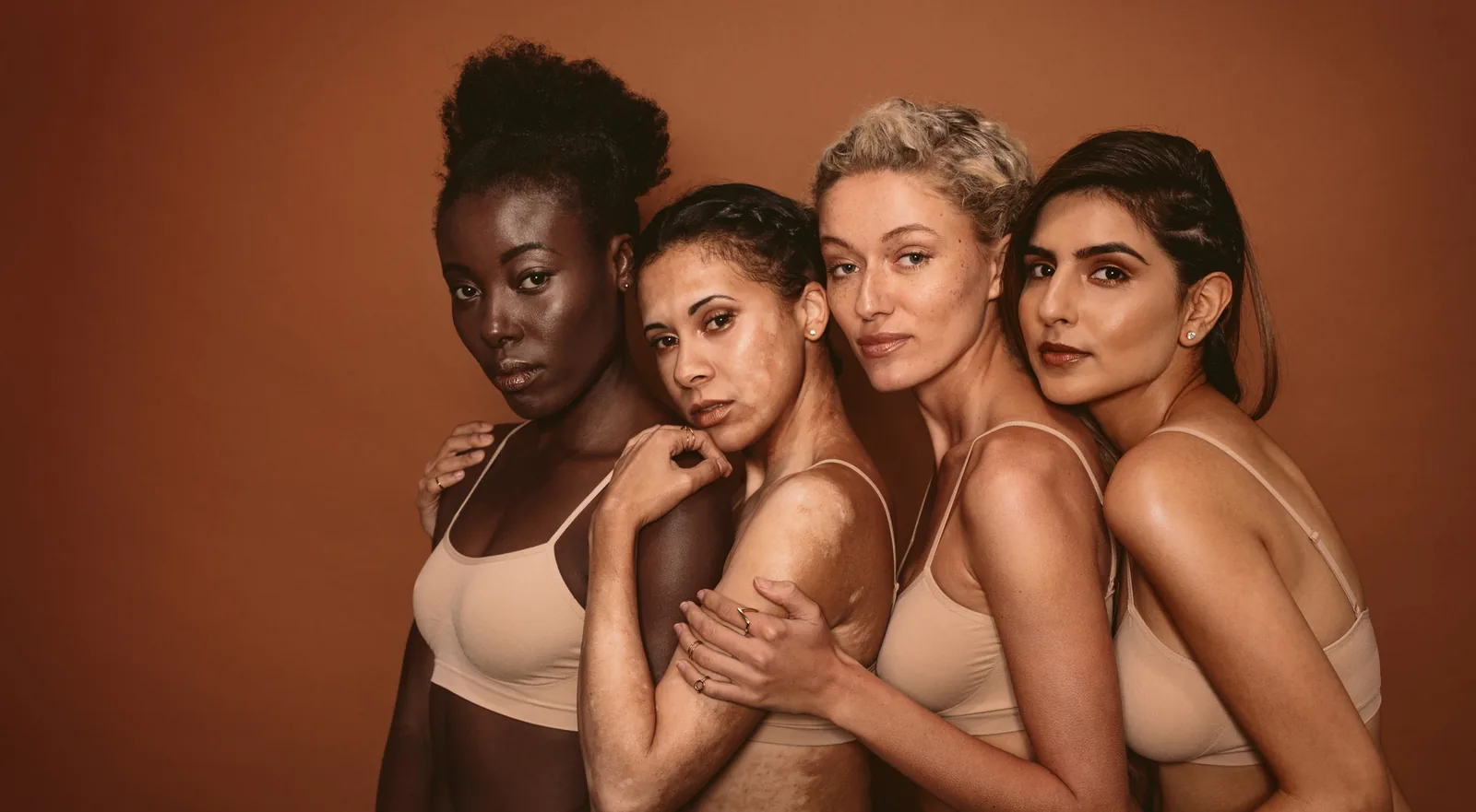 Fotografía editorial de piel — catálogo oficial Alpot Studio